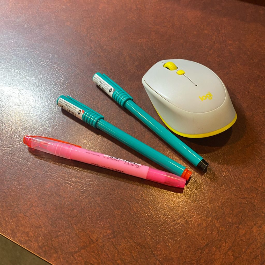 iPhoneで撮影した写真（左）を写真アプリで明るさを暗くした