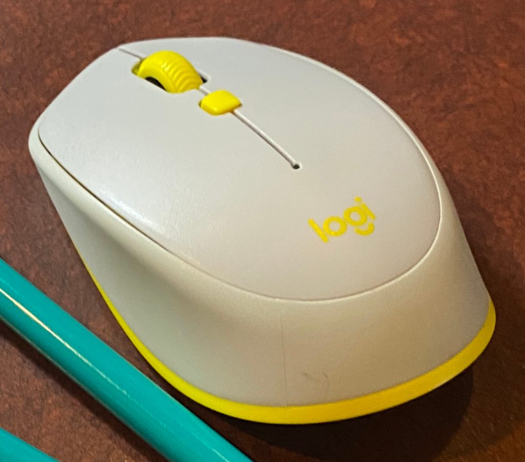 左がオリジナル写真、右が生成画像（ロゴが崩れている）